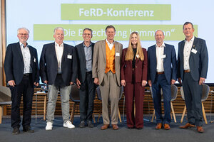 Dr. Bernd Wild (Leiter des FeRD-Competence Centers „Stan­dards, Formate & Inte­gra­tion“ | DWC Dr. Wild Consulting), Marcus Hartmann (ZUGFeRD Community), Pierre Bonsack (SAINT-GOBAIN Distri­bution Bâti­ment France), Klaus Förderer (GS1 Germany), Julia Braun (DATEV eG), Mike Hoffmann (Adolf Würth GmbH & Co. KG) und Rolf Wessel (Leiter des FeRD-Competence Centers „Stan­dards, For­mate & Inte­gra­tion“ | See­burger AG) dis­ku­tier­ten über Heraus­for­de­rungen des ZUGFeRD-Stan­dards, der X-Rechnung und EDIFACT (v.l.n.r.). 
